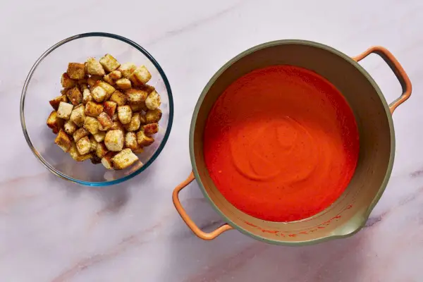 Sopa de tomate con picatostes mantecosos