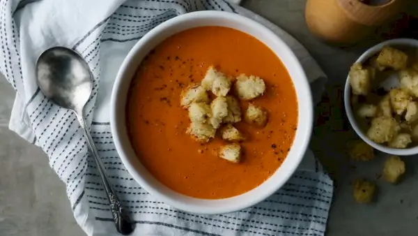 Zuppa cremosa di pomodoro con crostini burrosi