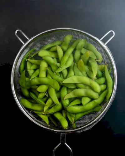 Vagens de Edamame na peneira