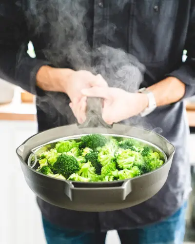 So dämpfen Sie Gemüse: gedämpfter Brokkoli im Dampfgarer