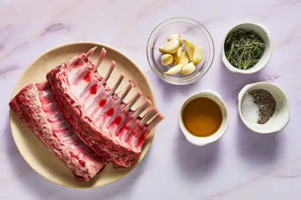 Costillas de cordero asadas con costra de ajo