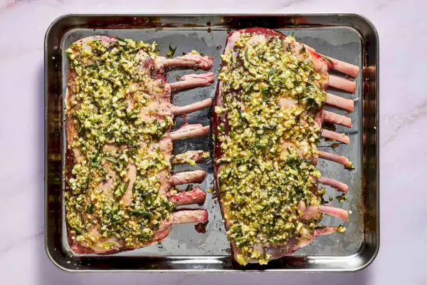Costillas de cordero asadas con costra de ajo