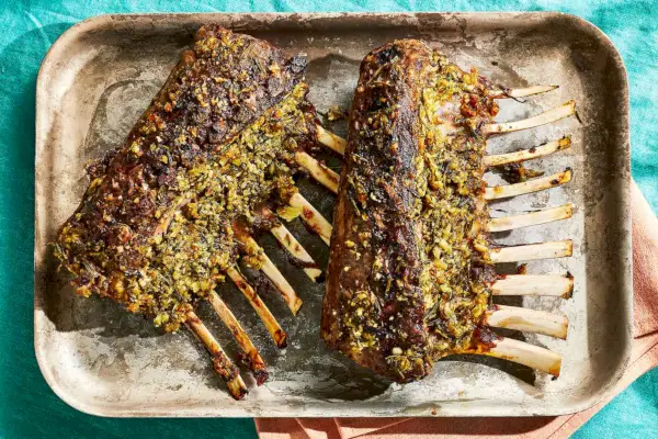Costillas de cordero asadas con costra de ajo