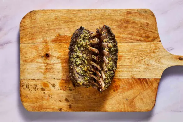 Costillas de cordero asadas con costra de ajo