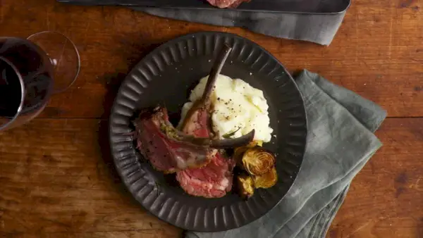 Gebratenes Lammkarree mit Knoblauchkruste