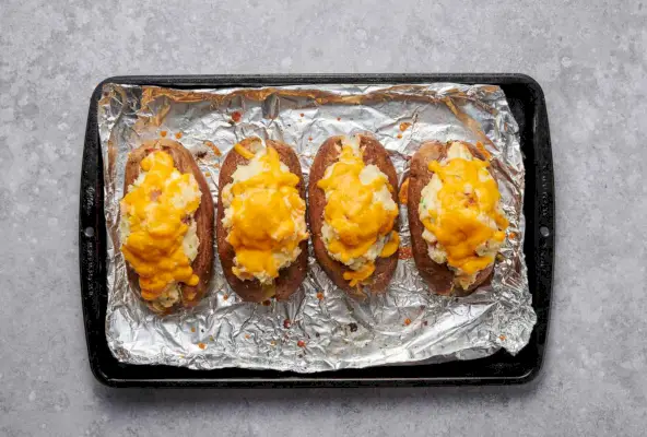 Batatas recheadas duas vezes assadas