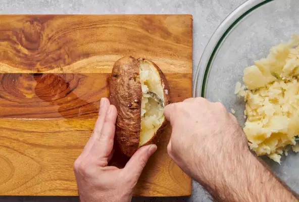 Batatas recheadas duas vezes assadas