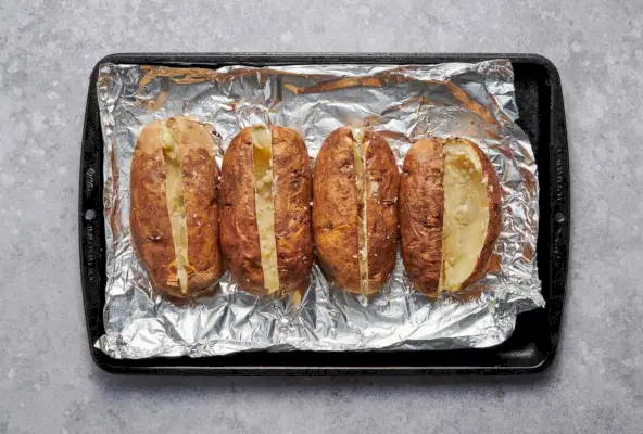 Batatas recheadas duas vezes assadas