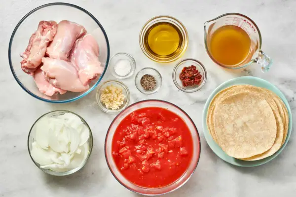Ingredience na výrobu kuřecích tacos tinga