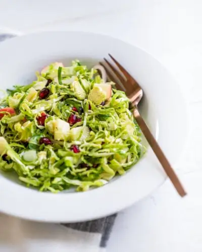 Salada de couve de Bruxelas raspada