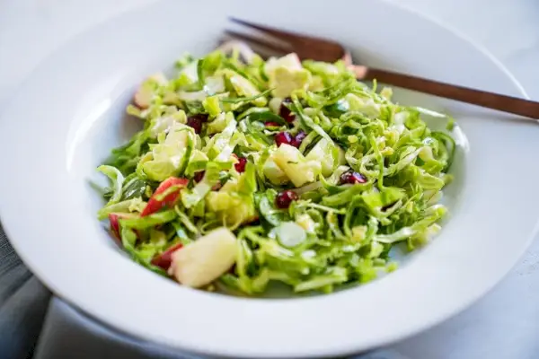 Salada de couve de Bruxelas raspada com romã | Yumpulse