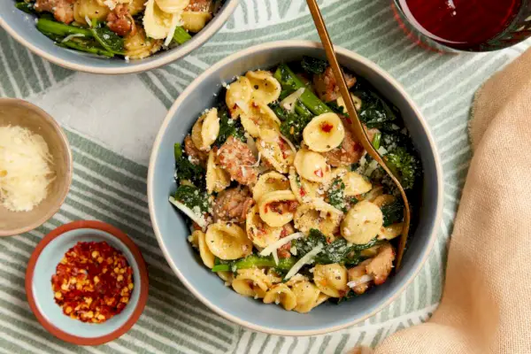 Se necesitan menos de 30 minutos para preparar esta pasta rabe con salchicha y brócoli
