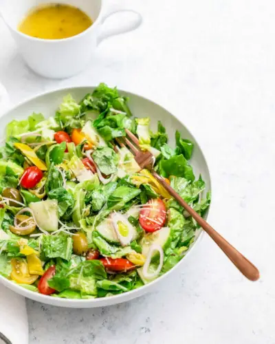 Salada picada em tigela branca com molho italiano