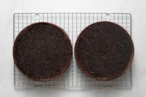 Une grille de refroidissement avec deux gâteaux au chocolat cuits plus tard