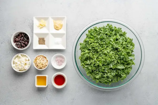 Salada de Couve com Cranberries, Amêndoas e Queijo de Cabra