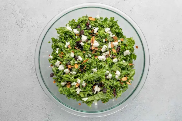 Salada de Couve com Cranberries, Amêndoas e Queijo de Cabra