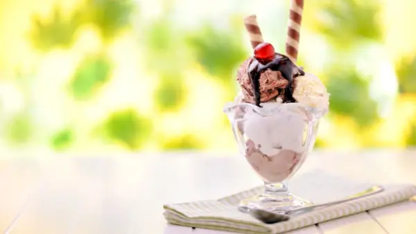 6 façons de préparer des coupes glacées, d'une banane fendue à une coupe glacée tiramisu imbibée d'espresso
