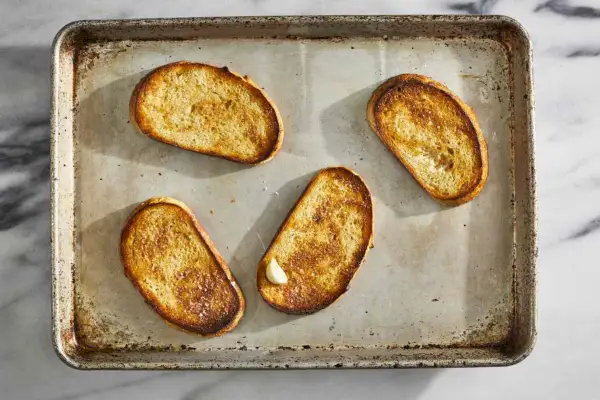 Sauvignon Blanc gedämpfte Muscheln mit Knoblauchtoast