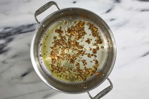 Sauvignon Blanc gedämpfte Muscheln mit Knoblauchtoast