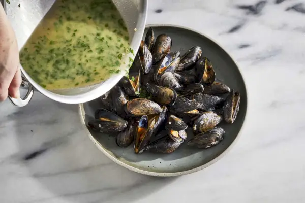 Sauvignon Blanc gedämpfte Muscheln mit Knoblauchtoast