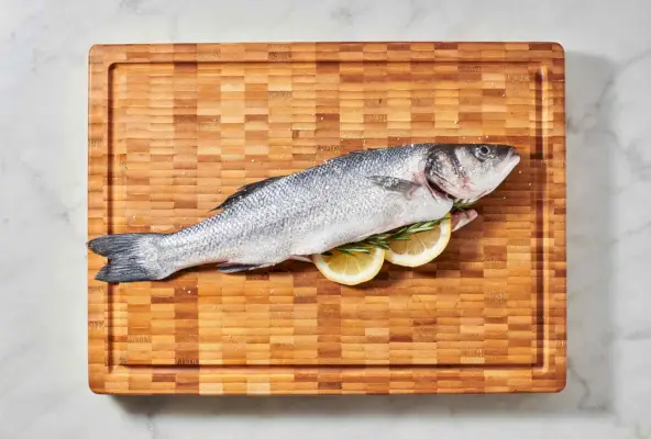 Rezept für ganz gerösteten Branzino mit Kapernbutter