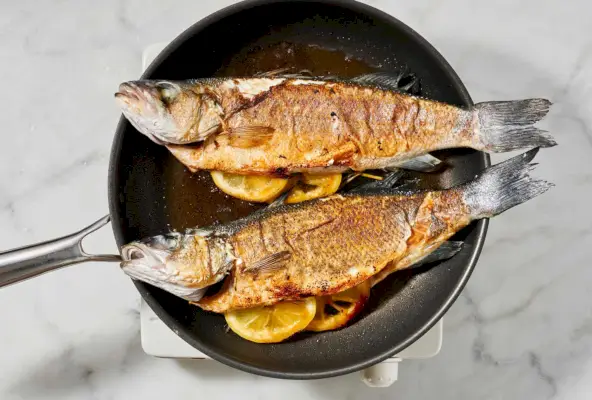 Rezept für ganz gerösteten Branzino mit Kapernbutter