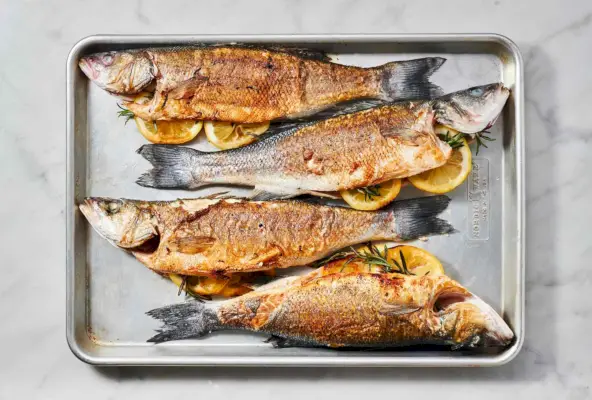 Rezept für ganz gerösteten Branzino mit Kapernbutter