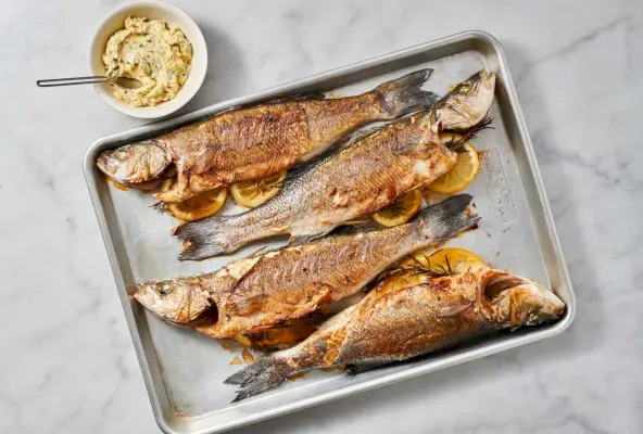Rezept für ganz gerösteten Branzino mit Kapernbutter