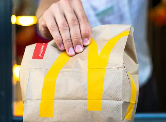 McDonalds plant, die Preise inmitten der empörten Reaktion der Kunden zu senken