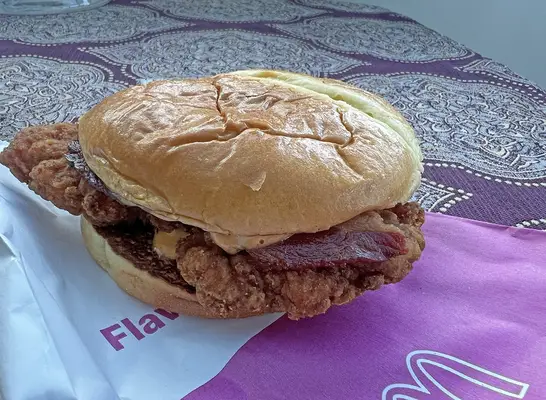 Vyzkoušel jsem nový kuřecí sendvič McDonald Cajun