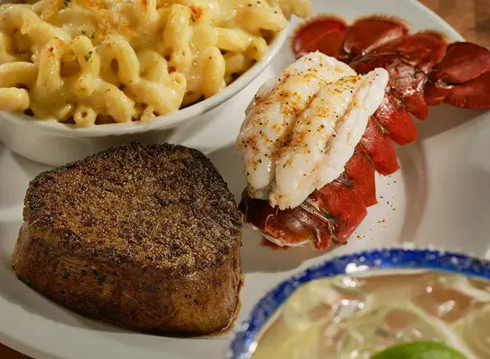 8 řetězců steakhouse s nejlepším surfováním
