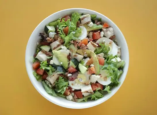 10 chaînes de restaurants qui exploitent la meilleure salade Cobb