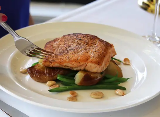 10 łańcuchów restauracji, które serwują najlepszy łosoś