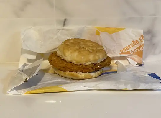 ניסיתי את הביסקוויטים של ארוחת הבוקר במקדונלד'ס, צ'יק-פיל-א