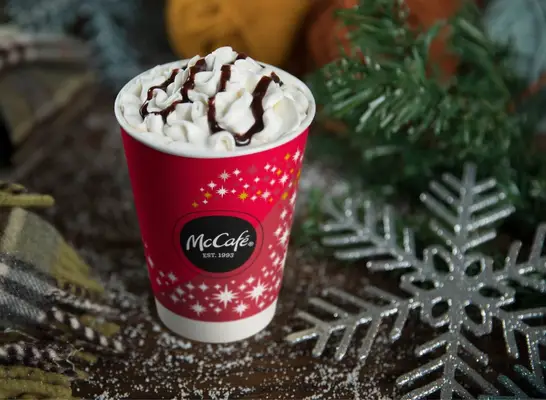 Melhor tarde do que nunca: McDonald finalmente traz sua bebida para o café festivo com eles