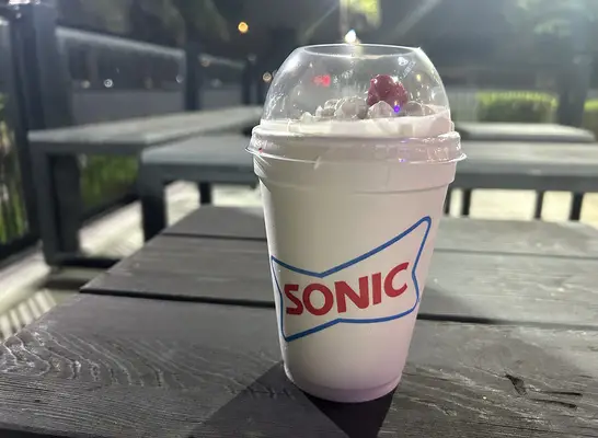 私は9つのファーストフードチェーンでバニラ・ミルカシクをテストしました。
