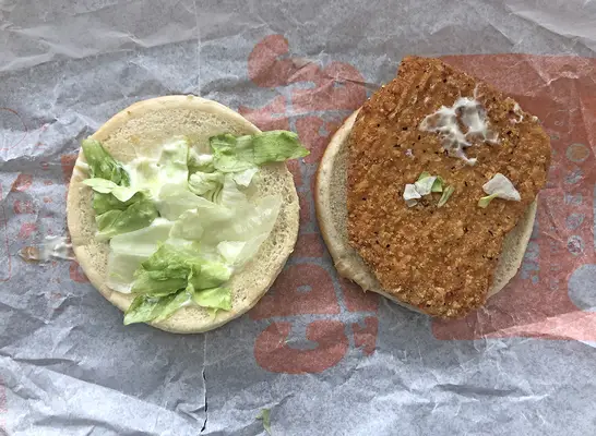 Každý kurací sendvič Burger King, ochutnal