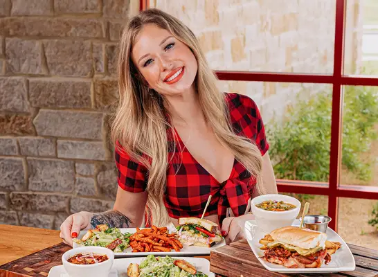 Hooters vs. Twin Peaks: Ktorý reťazec má najlepšie kuracie krídla?