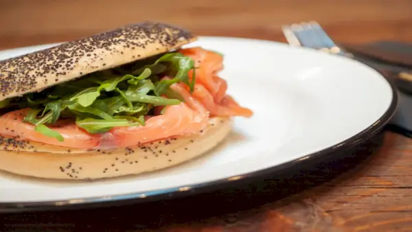 Wie man ein Lachs-Bagel-Sandwich macht