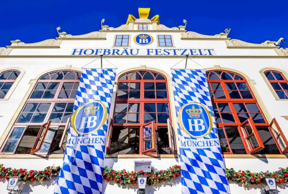Mnichov, Německo - 1. října: typický beertent s bavorskou výzdobou na každoročním Oktoberfestu v Mnichově