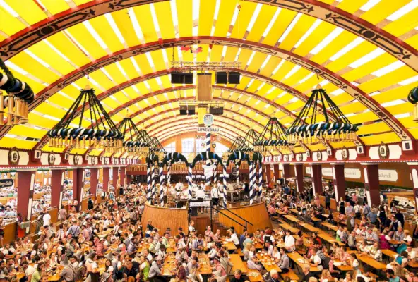 Průvodce oslavou Oktoberfestu v Mnichově, kde místní pivovary hostí epické stany