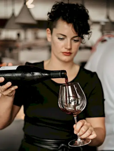 Sommelier nalévá víno v restauraci 212