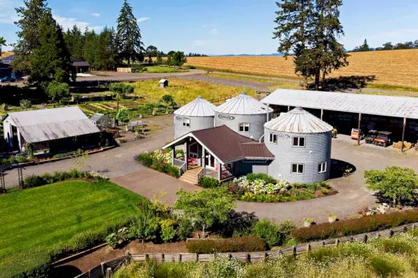 בקרו ב-Wworthy Vineyards בעמק Willamette של אורגון