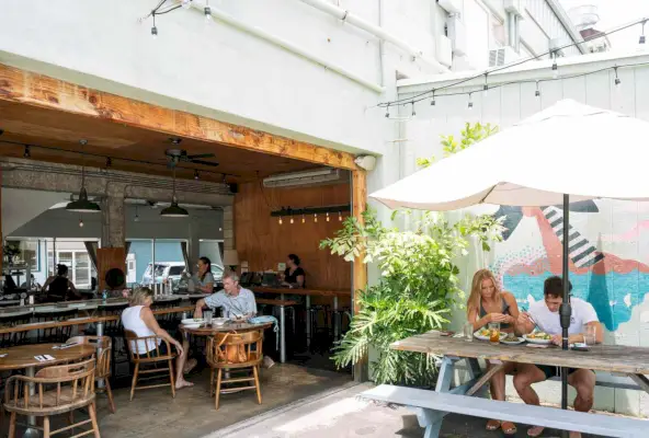Asientos al aire libre en un restaurante en Honolulu