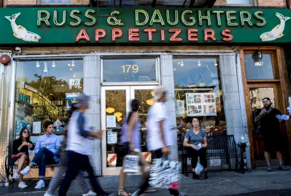 Una vista exterior de Russ % Daughters en la ciudad de Nueva York