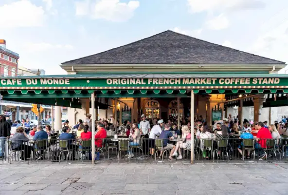 Una vista exterior de los comensales del Café Du Monde en Nueva Orleans