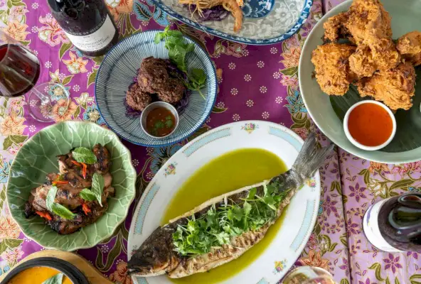 Una vista aérea de los platos de Anajak Thai en Los Ángeles