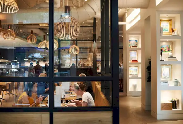 Una vista interior de los comensales de The Duck and the Peach en Washington DC