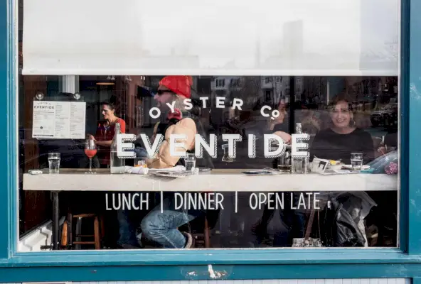 La ventana de Eventide Oyster Co. en Portland, Maine