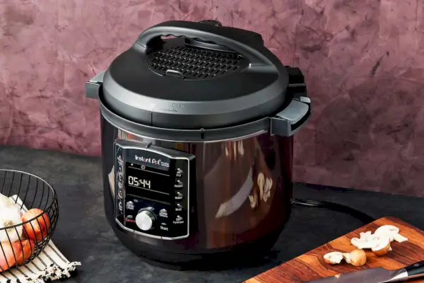 Instant Pot Pro Crisp & Air Fryer Panela de pressão multiuso de 8 quartos e fritadeira de ar em um balcão
